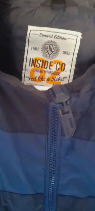 Chaqueta azul con cremallera