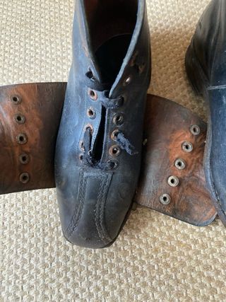 Botas, taco e bola de Hóquei anos 50