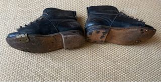 Botas, taco e bola de Hóquei anos 50