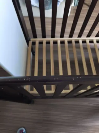 Cuna de madera con medidor de jirafa