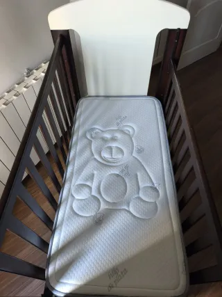 Cuna de madera con medidor de jirafa