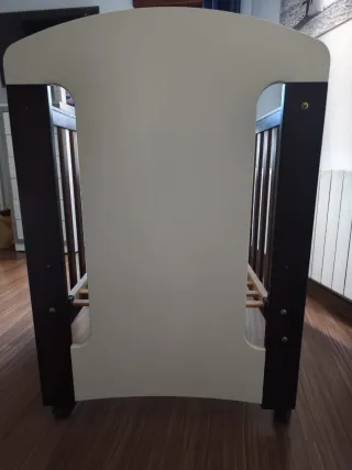 Cuna de madera con medidor de jirafa