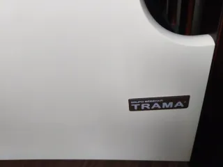 Cuna de madera con medidor de jirafa