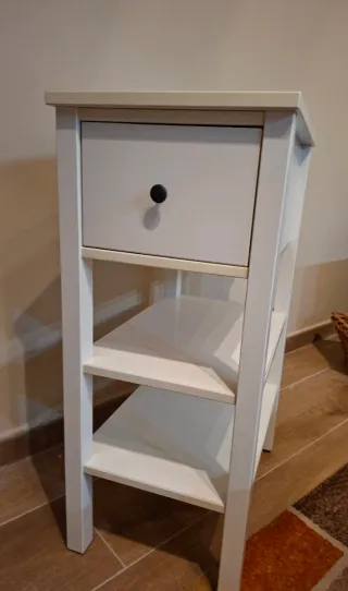 Mesita de noche blanca