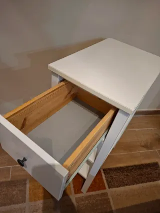 Mesita de noche blanca