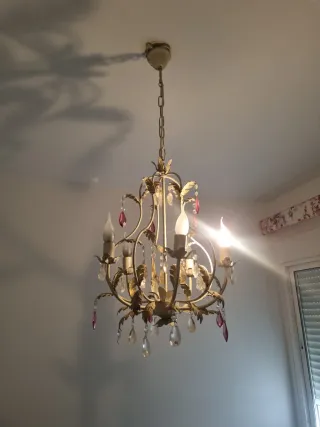 Lámpara de techo dorada con cristales