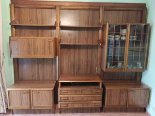 Mueble de salón de madera y cristal