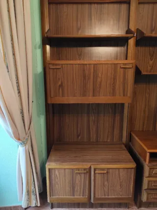 Mueble de salón de madera y cristal