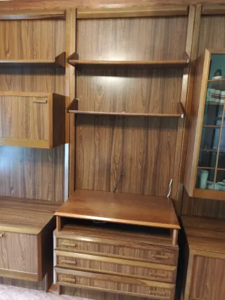 Mueble de salón de madera y cristal