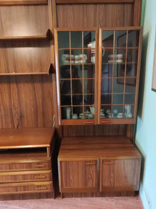 Mueble de salón de madera y cristal