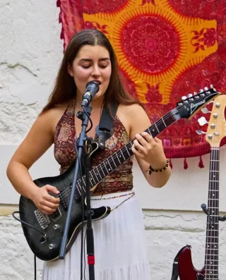 Clases de bajo eléctrico, piano y lenguaje musical