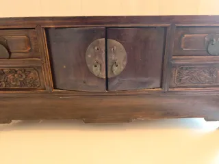 Mueble oriental antiguo de madera tallada – 92 cm