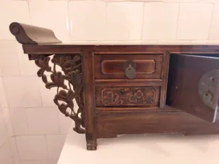 Mueble oriental antiguo de madera tallada – 92 cm