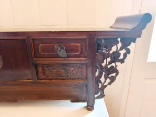 Mueble oriental antiguo de madera tallada – 92 cm