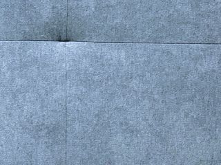 Cabezal de cama tapizado en terciopelo.