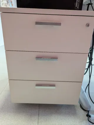 Cajonera blanca de oficina