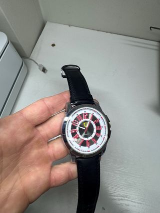 Reloj grande negro y rojo