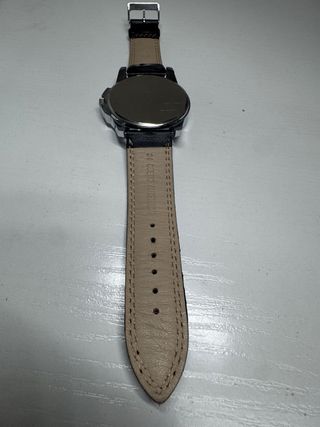 Reloj grande negro y rojo