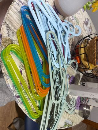 Lote de 43 perchas para niños y niñas