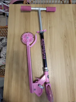 Patinete infantil rosa con ruedas luminosas