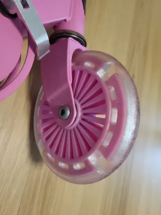 Patinete infantil rosa con ruedas luminosas