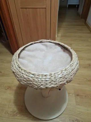 Rascador para gatos con cama