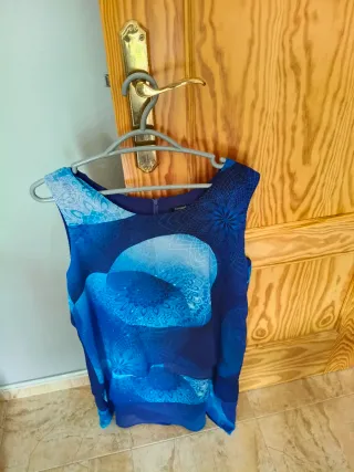 Vestido azul con estampado abstracto