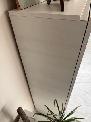 Mueble de salón blanco y cristal