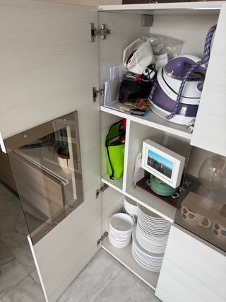 Mueble de salón blanco y cristal