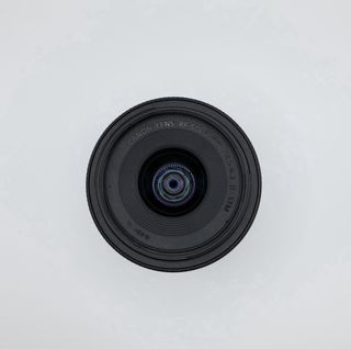 Objetivo Canon RF 18-45mm F4.5-6.3 con Polarizador