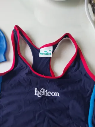 Bañador y gorro Helicon azul multicolor.