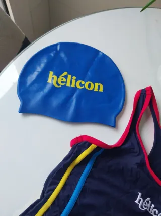 Bañador y gorro Helicon azul multicolor.