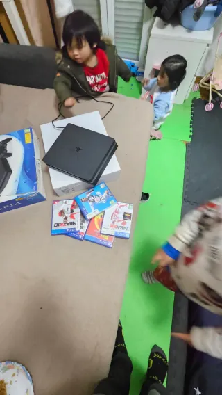 PS4 (PlayStation 4) Negra + Juegos