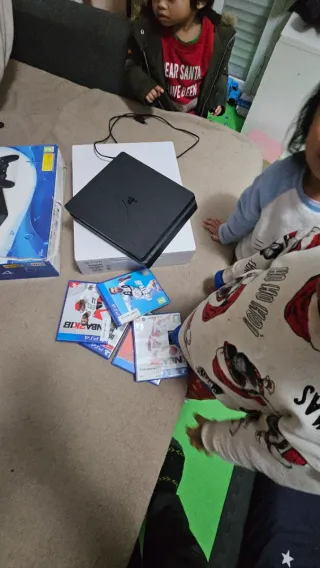 PS4 (PlayStation 4) Negra + Juegos