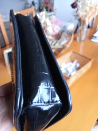 Bolso de hombro negro con cadena