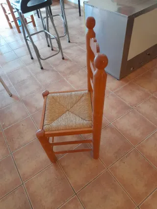 Sillas de madera con asiento de tela recogida en s