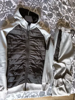 Conjunto deportivo Nike negro y gris