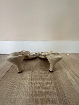 Sandalia de tacón beige