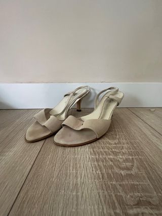 Sandalia de tacón beige