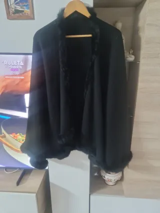 Capa de lana negra con pelo