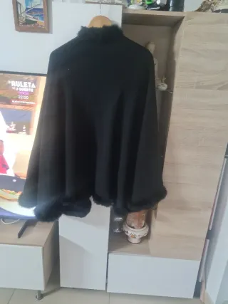 Capa de lana negra con pelo