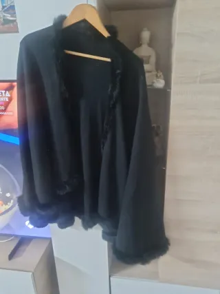 Capa de lana negra con pelo