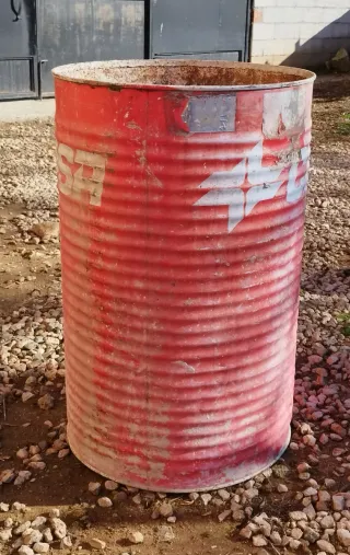Bidón de chapa rojo para obra