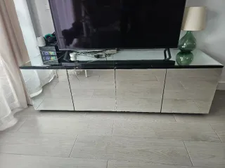 Mueble bajo de cristal y madera