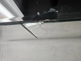 Mueble bajo de cristal y madera