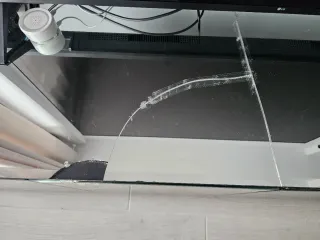 Mueble bajo de cristal y madera