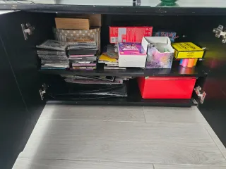 Mueble bajo de cristal y madera