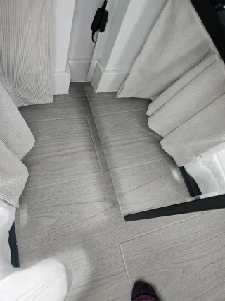 Mueble bajo de cristal y madera