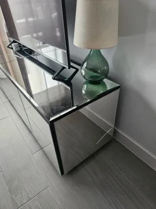 Mueble bajo de cristal y madera