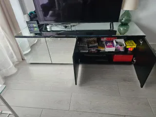 Mueble bajo de cristal y madera